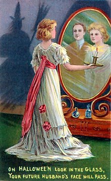 Frau starrt in einen Spiegel, um das Gesicht ihres zukünftigen Ehemannes zu entdecken (Wahrsagemethode des letzten Jahrhunderts). Dies kann einer der Ursprünge der Blood Mary-Legende sein.