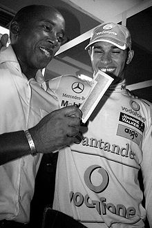 Anthony Hamilton, de vader van Lewis, viert met Lewis na de Grand Prix van Brazilië van 2008. Tot maart 2010 was Anthony Hamilton ook de manager van zijn zoon.