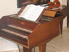 Nykyaikainen cembalo, jossa on kaksi manuaalia (koskettimia). Se on kopio barokkisoittimesta.  