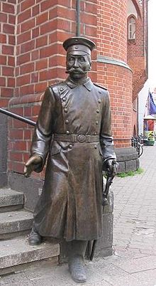 Een standbeeld van Wilhelm Voigt als kapitein van Köpenick bij het stadhuis van Köpenick  