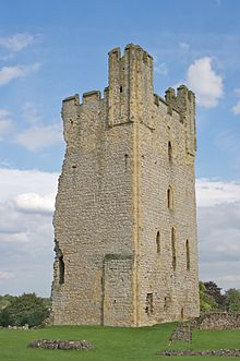 O castelo de Helmsley (Yorkshire) foi desprezado pela demolição da metade da torre leste em 1644.