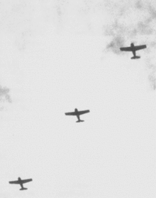 Myśliwce U.S. Marine F4F Wildcat wznoszą się z Henderson Field, by atakować nadlatujące japońskie samoloty pod koniec sierpnia lub na początku września 1942 r.