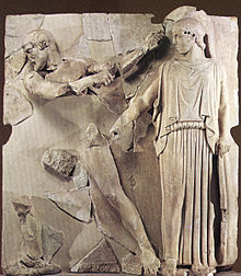 Herakles breekt met een koevoet een gat in de fundering van de stal terwijl Athena met haar speer naar de plek wijst in een metope uit de Tempel van Zeus in Olympia.  