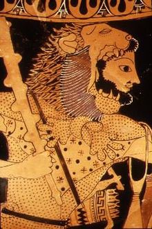 Herakles draagt zijn knots van olijfhout en draagt een leeuwenhuid  