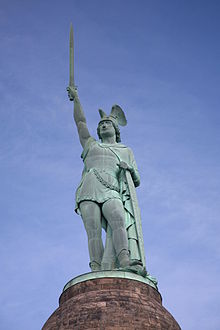 A estátua de perto, a espada tem 7 metros de comprimento e pesa cerca de 550 kg