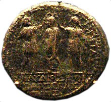 チャルシスのヘロデと弟のジュダアイのヘロデ・アグリッパがクラウディウスを戴冠している様子が描かれたチャルシスのヘロデのコイン。大英博物館