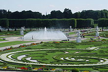 Large parterre with fountain in the Great Garden (location52 .3897189 .697228 )