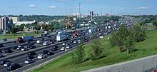 La autopista 401 de Ontario (Canadá) tiene un tráfico de más de 400.000 pasajeros en algunos tramos de Toronto.  