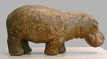 Een faience sculptuur, uit het Nieuwe Koninkrijk Egypte, 18e/19e dynastie, ca. 1500-1300 voor Christus, toen nijlpaarden nog wijd verspreid waren langs de Nijl.