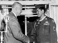 Hiroshi H. Miyamura en President Eisenhower bij de Medal of Honor ceremonie.  