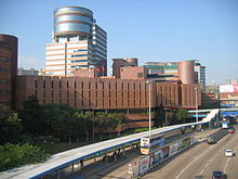 O Campus de Hong Kong da Universidade Politécnica de Hung Hom, visto da estrada Hong Chong.