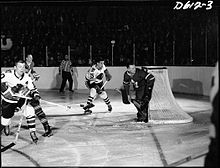 Een wedstrijd tussen de Chicago Blackhawks en de Toronto Maple Leafs gespeeld ergens tussen het NHL-seizoen 1959-60 en het einde van het NHL-seizoen 1961-62
