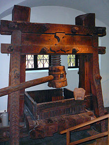 Early modern wine press. Screw presses of this type were used in the craft and agricultural sectors for many purposes and served Gutenberg as a model for his printing press.