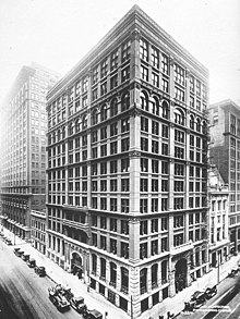 The Home Insurance Building from 1885 (here with an addition from 1890) with 42 meters (10 floors) is considered the first skyscraper in the world.