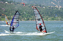 Windsurfing no Rio Columbia, Oregon.
