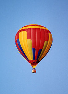 Ein Heißluftballon im Flug über Quebec.