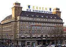 Hotel Handeshof - op het dak het wapenschild van Essen en de tekst Essen die Einkaufsstadt (Essen de winkelstad)  