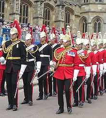 Modri in kraljevi (levo) ter častna straža (desno) na slovesnosti ob podvezi na gradu Windsor