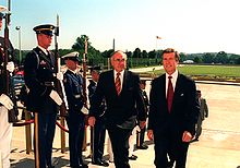 约翰-霍华德和美国国防部长威廉-科恩在1997年。