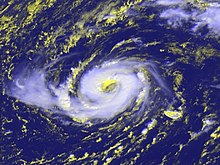 Orkanen Vince den 9 oktober 2005 nordväst om Madeiraöarna. Som jämförelse kan nämnas att Madeiras huvudö (den största ön på bilden) är ungefär 57 km lång.  
