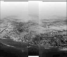 Foto de Titã tirada durante o desembarque de Huygens, mostrando colinas, rios e praias.