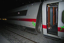 Derailed middle car of ICE 885 (multiple unit 111 "Nürnberg") in the Landrückentunnel south of Fulda (April 2008)