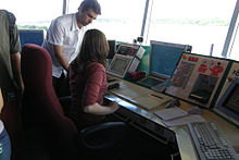 Estudantes e controladores de tráfego aéreo na torre de controle do Aeroporto Nantes Atlantique