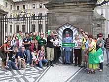 Teilnehmer einer Reise zur Prager Burg während des Internationalen Esperanto-Jugendkongresses 2009