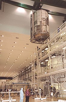 Laboratório ISS US sendo fabricado e içado para uma câmara de teste de vácuo no O&C