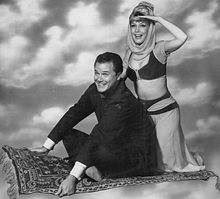 Näyttelijät Larry Hagman ja Barbara Eden televisiosarjasta "I Dream of Jeannie".  