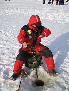 Pesca en hielo en Finlandia en un concurso de pesca  