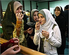 Serdülő muszlim lányok fejkendőt viselnek a hidzsáb betartásának jelképeként egy Iftar étkezésen New Jerseyben.