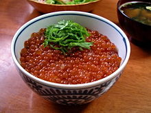Ikuradon , eine Schüssel Reis, belegt mit Lachsrogen.