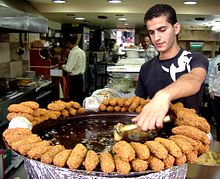 Producción de falafel en Ramallah, Cisjordania  