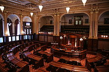 În interiorul camerei Senatului statului Illinois.  