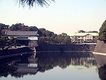 Den kejserlige husholdningsagentur-bygning ligger nær Sakashita-porten til paladset.