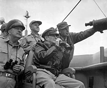 Generaal Douglas MacArthur, commandant van de VN (zittend), bekijkt de marinebeschieting van Incheon vanaf de USS Mount McKinley, 15 september 1950