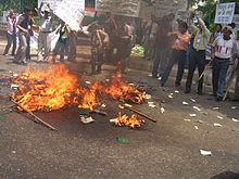 Adepți pakistanezi ai lui Shahi arzându-și pașapoartele în timpul unui protest în India (aprilie 2007).