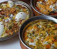 Hyderabadi biryani servido com pratos indianos.