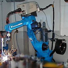 Robot przemysłowy, używany do spawania