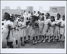 Чернокожи и бели ученици заедно след Браун във Вашингтон, окръг Колумбия.  