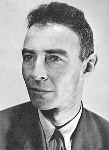 J. Robert Oppenheimer, "o pai da bomba atômica" foi o primeiro diretor do Laboratório Nacional de Los Alamos, começando em 1943.