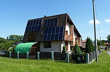 Hus med solpaneler för uppvärmning och andra behov i Jablunkov, Tjeckien.  