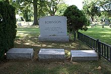 O túmulo da família Robinson no cemitério Cypress Hills. Robinson está enterrado ao lado de sua sogra Zellee Isum e de seu filho Jackie Robinson, Jr.