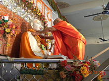 Rambhadracharya acrescentando uma grinalda a uma estátua de Tulsidas em Tulsi Peeth em 25 de outubro de 2009