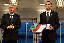 Nobel-komitean jäsen Thorbjørn Jagland ja vuoden 2009 Nobelin rauhanpalkinnon voittaja Barack Obama.  