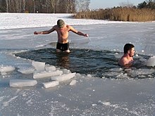 Tomar banho em um buraco de gelo, Polônia.