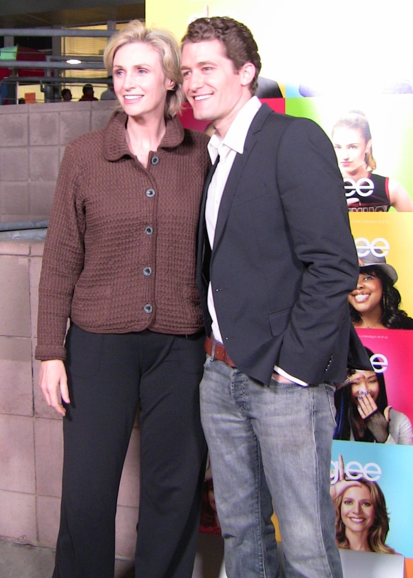 Jane Lynch (esquerda) interpretou Sue Sylvester e Matthew Morrson (direita) interpretou Will Schuester.