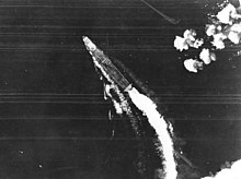 B-17-Angriff verfehlt Hiryū; dies geschah einige Zeit zwischen 08:00-08:30 Uhr. Ein Shotai mit drei Nullen ist in der Nähe der Brücke aufgereiht. Dies war eine von mehreren Kampfpatrouillen, die während des Tages gestartet wurden.