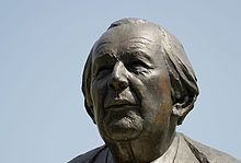 Parte de una estatua de Piaget, en un parque, en Ginebra  